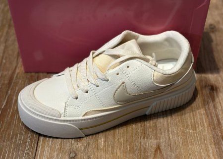 نايك للصبايا